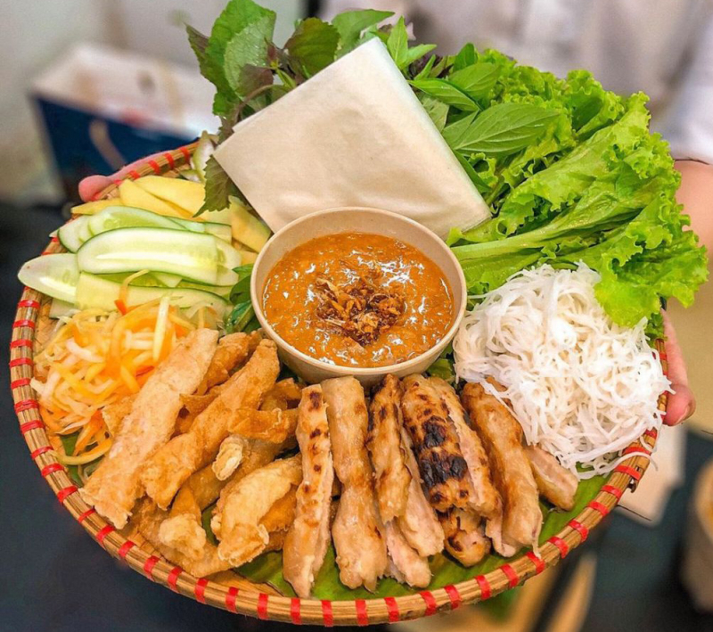 Nem nướng là đặc sản nổi tiếng ở Nha Trang.