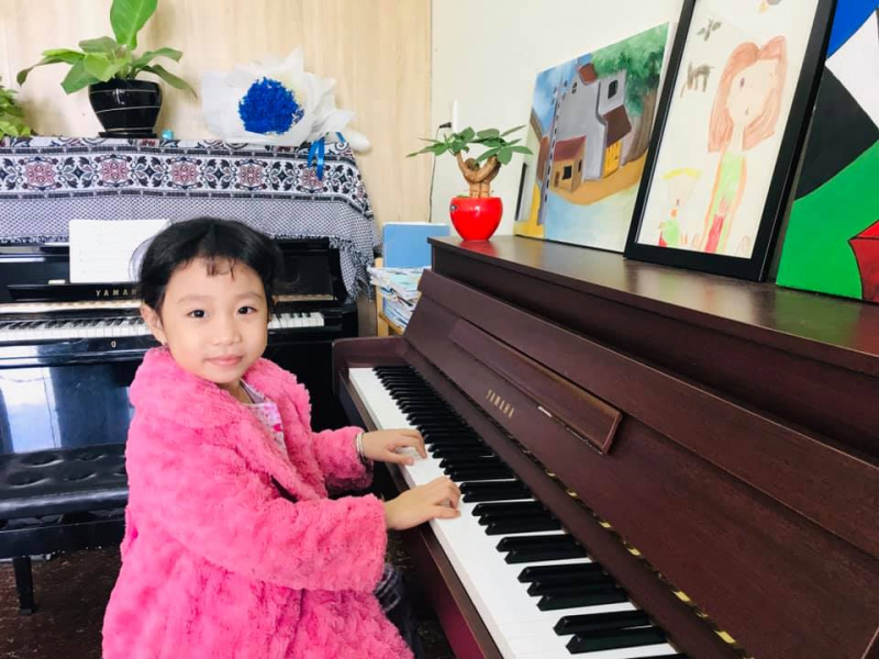 Các bé thực hành piano